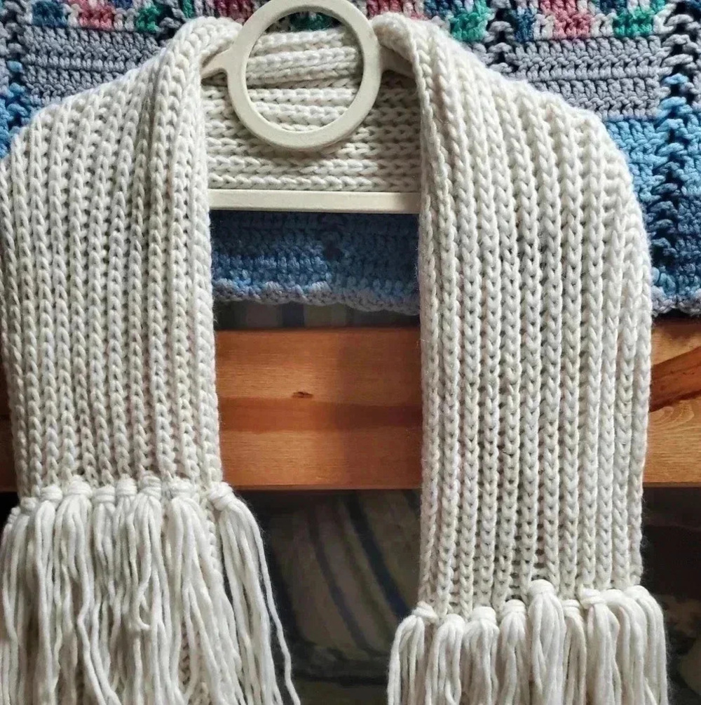 Long scarf with many tassels